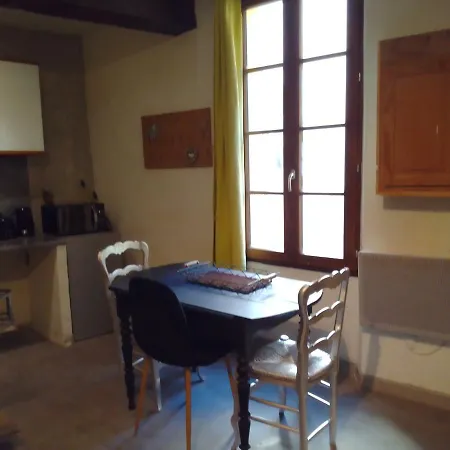 La Fontaine Apartment *